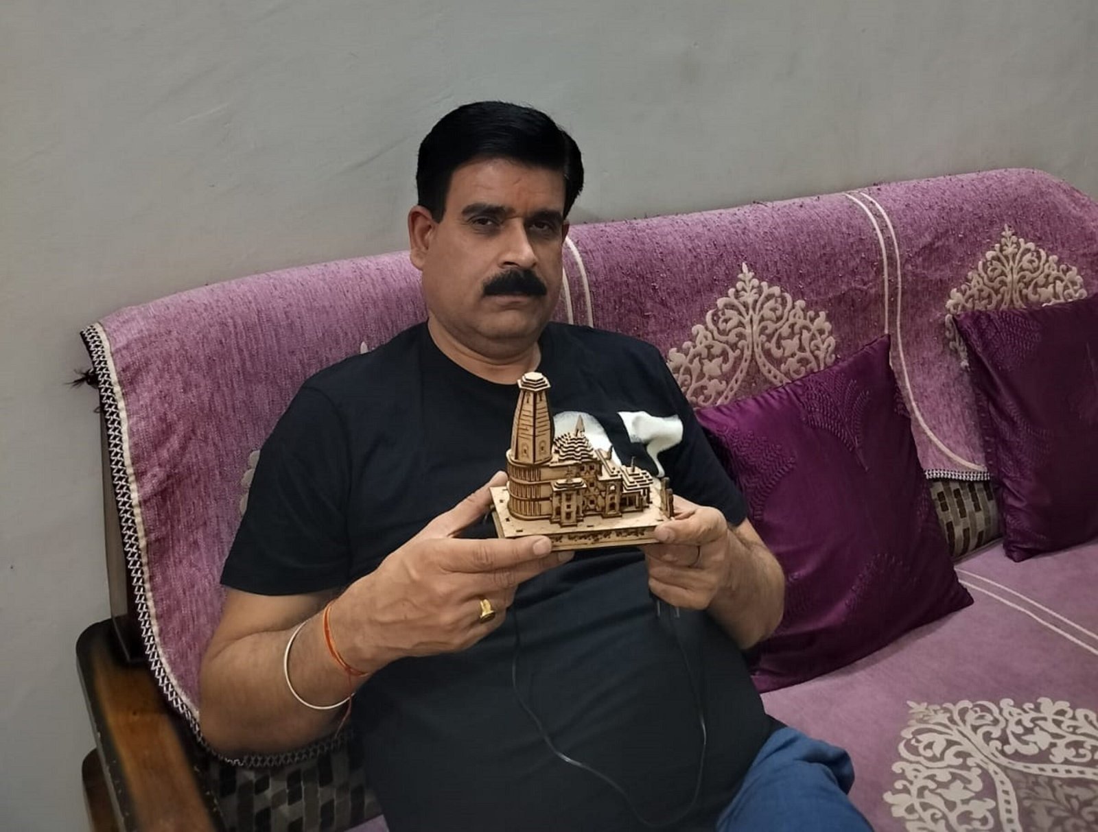 उत्कृष्ठ लेख के लिए मिला सम्मान पाकर खुश हुए माँई के कोरा के पाठक